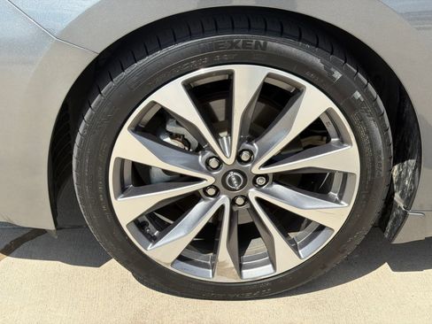 Used 2023 Nissan Maxima Platinum w/ Sport Mat Group FWD image 10