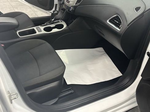 Used 2018 Chevrolet Cruze LS image 22