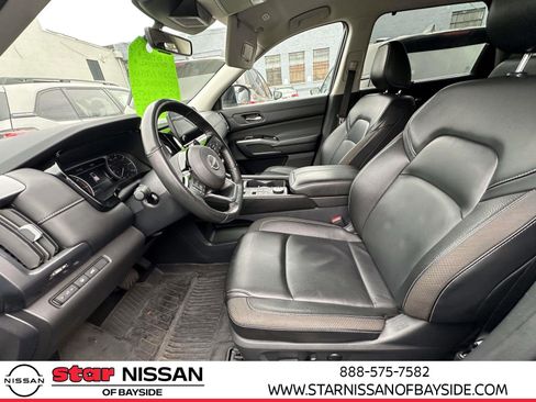 Certified 2024 Nissan Pathfinder SL w/ Black Appearance Package image 17