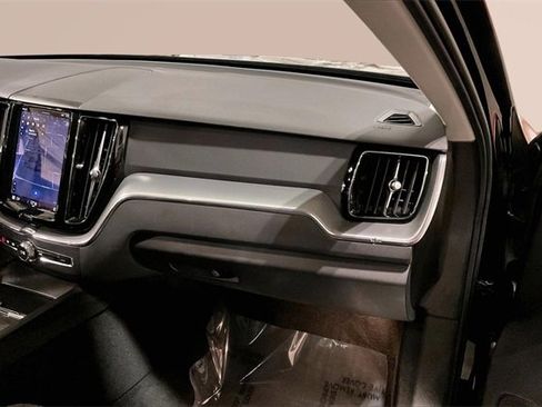 Certified 2023 Volvo XC60 B5 Core image 18