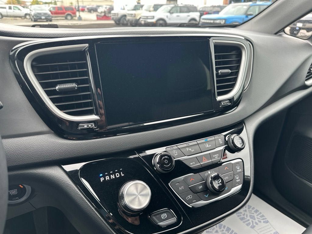 Used 2025 Chrysler Pacifica Select FWD image 20