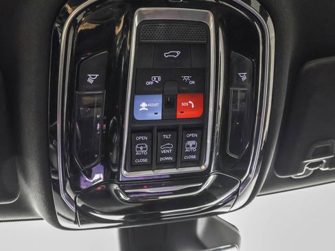 Used 2022 Jeep Grand Cherokee Overland w/ Luxury Tech Group IV AWD/4WD image 35