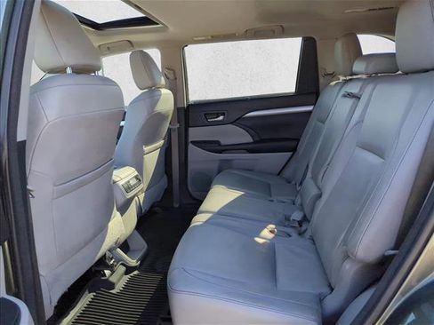 Used 2017 Toyota Highlander XLE image 13