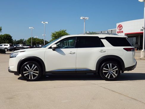 Used 2024 Nissan Pathfinder Platinum FWD image 4