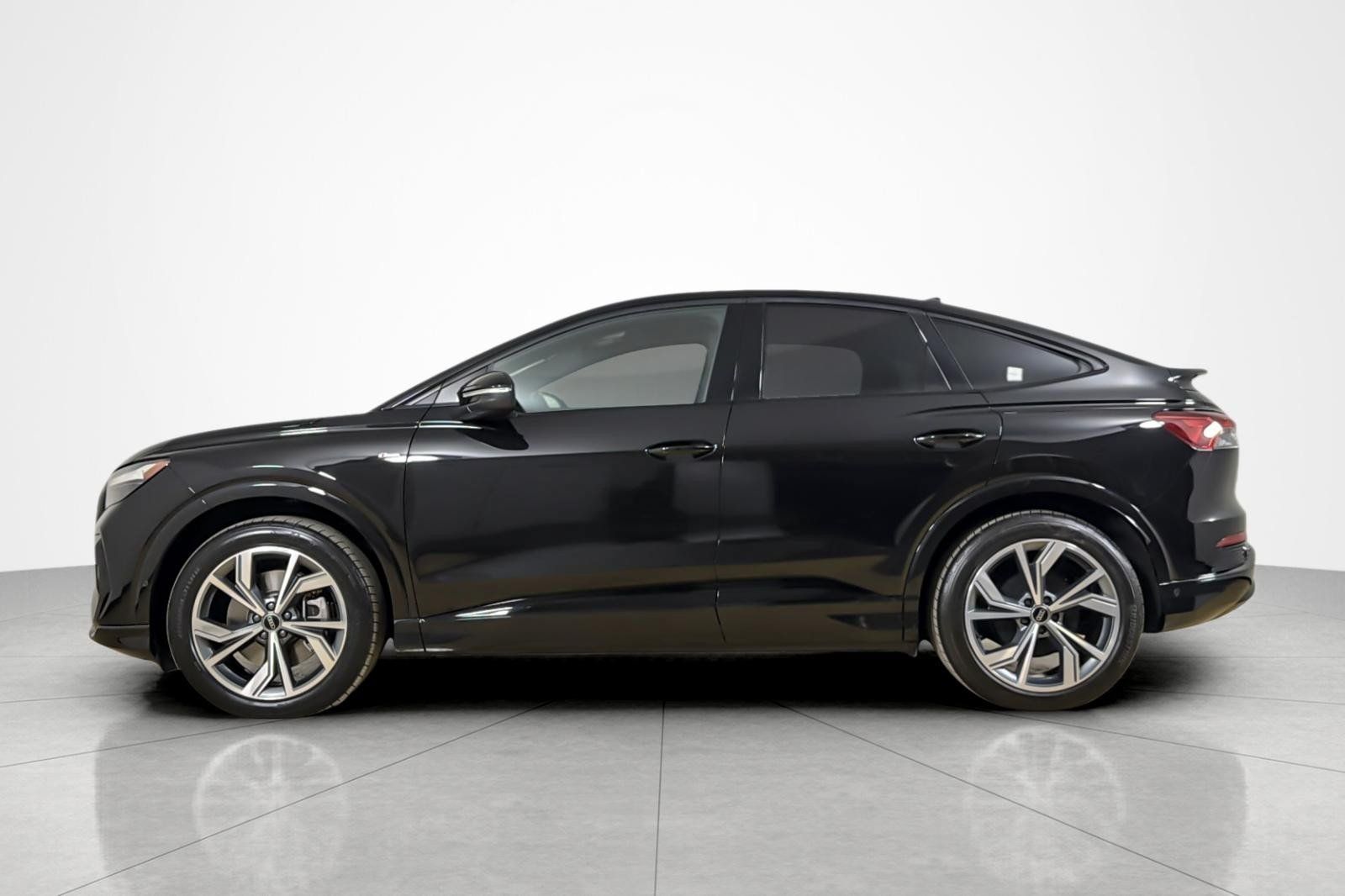 Certified 2024 Audi Q4 e-tron Premium Plus w/ Premium Plus AWD/4WD image 2