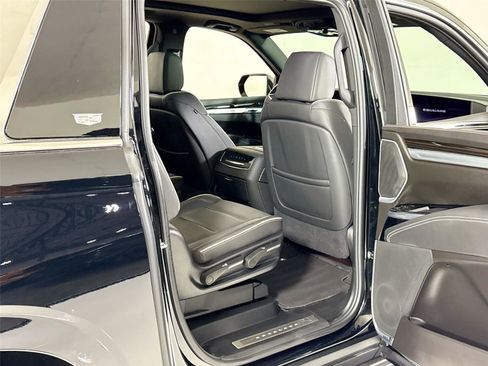 Used 2025 Cadillac Escalade ESV Premium Luxury image 31