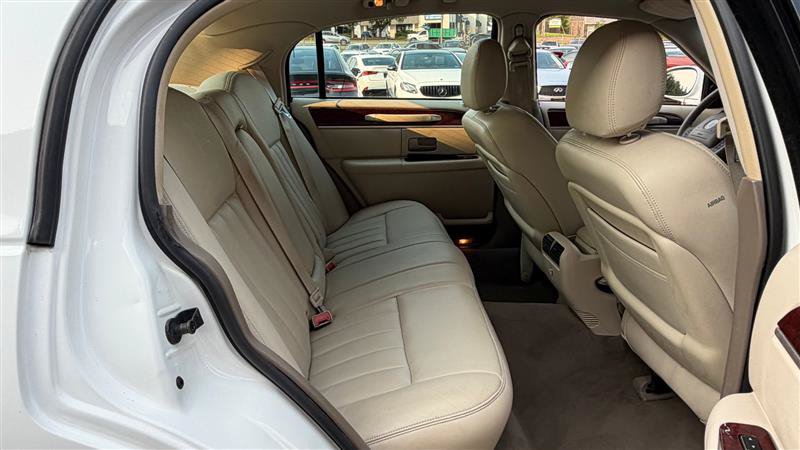 Used 2003 Lincoln Town Car Executive RWD image 13