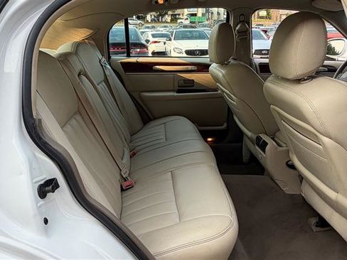 Used 2003 Lincoln Town Car Executive RWD image 13