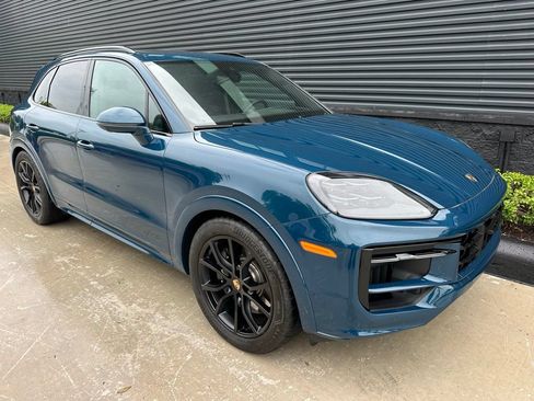 Certified 2025 Porsche Cayenne GTS AWD/4WD image 12
