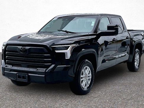 Used 2022 Toyota Tundra SR5 w/ SR5 Convenience Package AWD/4WD image 4