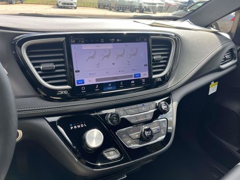 New 2026 Chrysler Pacifica Select image 13