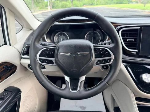 Used 2023 Chrysler Pacifica Limited FWD image 39