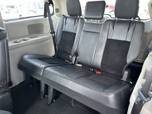 Used 2017 Dodge Grand Caravan SXT image 23