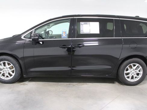 Used 2024 Chrysler Pacifica Touring-L image 6