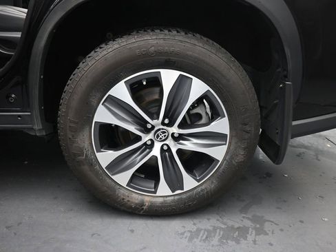 Used 2021 Toyota Highlander XLE AWD/4WD image 18