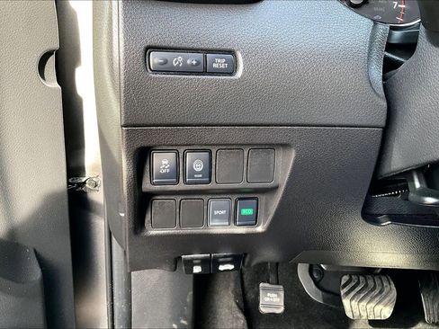 Used 2021 Nissan Rogue Sport S image 33