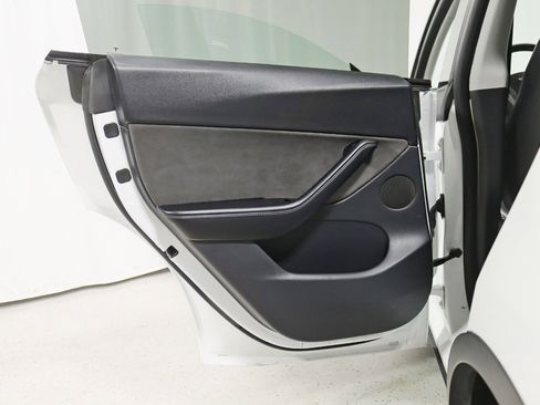 Used 2020 Tesla Model Y Long Range image 34