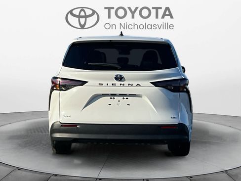 Used 2025 Toyota Sienna LE image 5