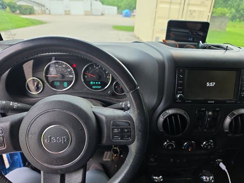 Used 2015 Jeep Wrangler Unlimited Sport w/ Quick Order Package 24S AWD/4WD image 11