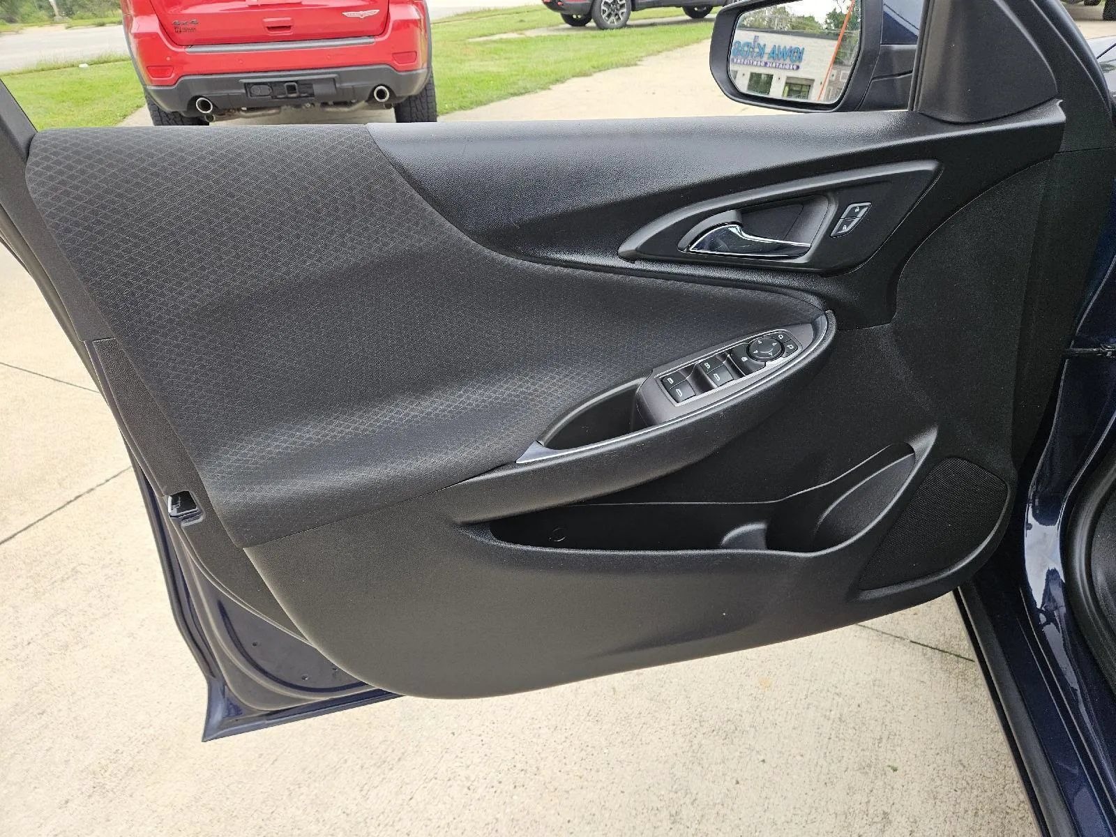 Used 2017 Chevrolet Malibu LT FWD image 11