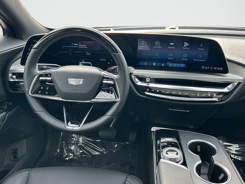 Used 2026 Cadillac Lyriq Luxury AWD/4WD image 2
