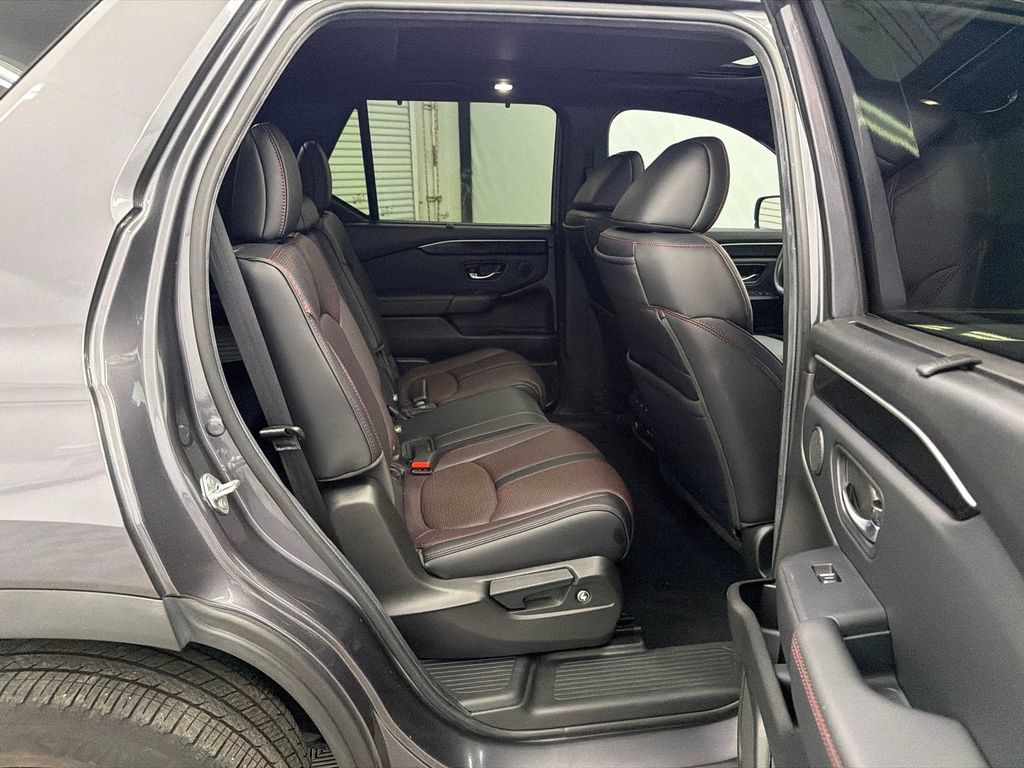 Used 2025 Honda Pilot Black Edition image 17