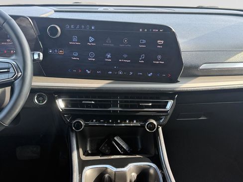 Used 2025 Chevrolet Traverse LT image 11