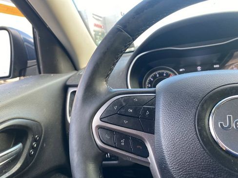 Used 2019 Jeep Cherokee Limited image 9