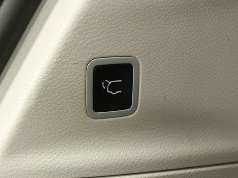 Used 2024 Chrysler Pacifica Touring-L FWD image 12