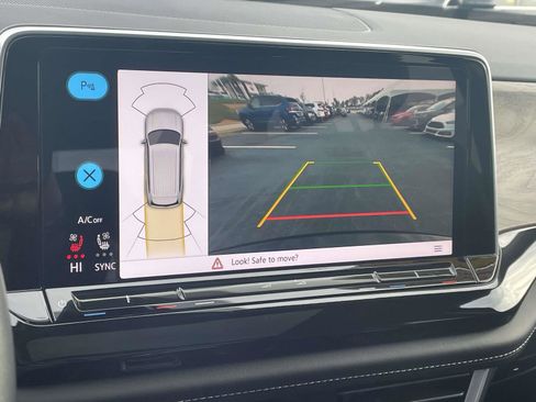 Certified 2025 Volkswagen Atlas SE w/ Panoramic Sunroof Package image 32