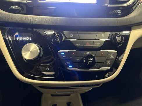 Used 2023 Chrysler Voyager LX FWD image 21