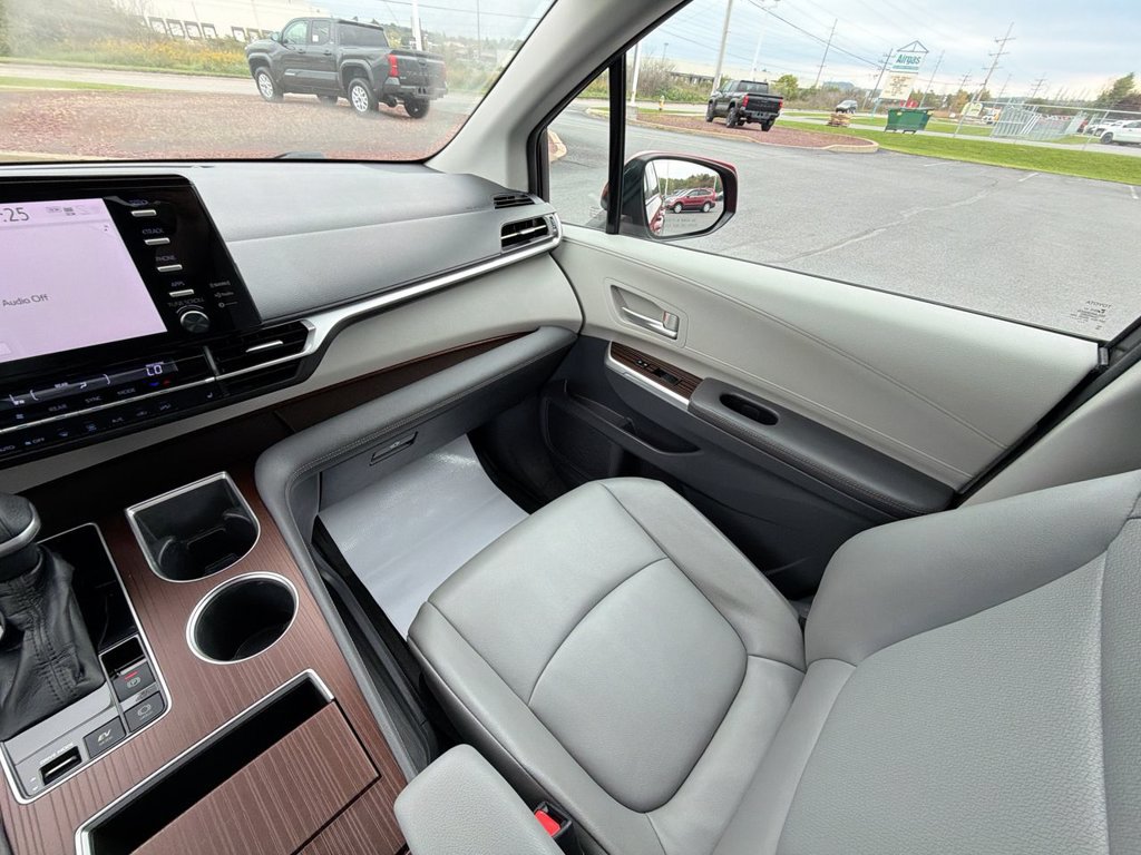 Used 2021 Toyota Sienna XLE AWD/4WD image 11
