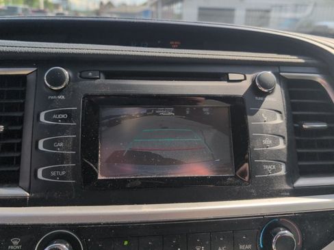Used 2019 Toyota Highlander LE AWD/4WD image 11