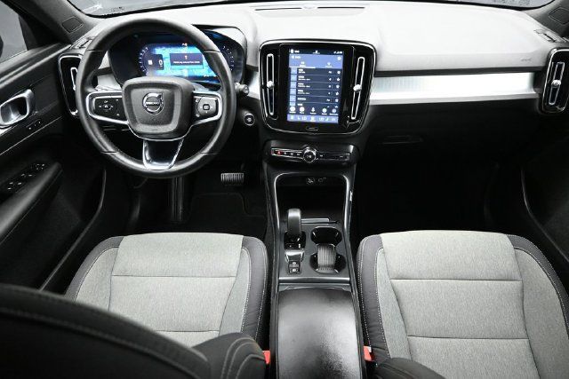 Used 2023 Volvo XC40 B5 Core w/ Convenience Package AWD/4WD image 16