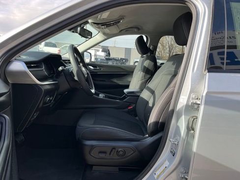 Used 2023 Jeep Grand Cherokee L Laredo AWD/4WD image 31