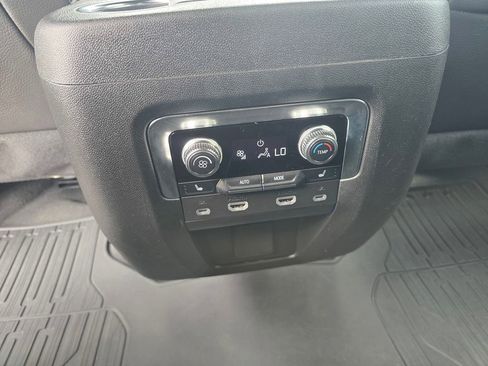 Used 2024 GMC Yukon Denali w/ Denali Reserve Package RWD image 17