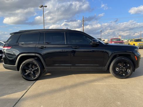 Used 2023 Jeep Grand Cherokee L Limited w/ Black Appearance Package image 3