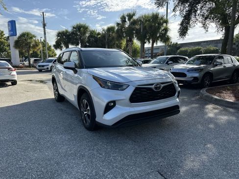 Used 2023 Toyota Highlander XLE FWD image 8