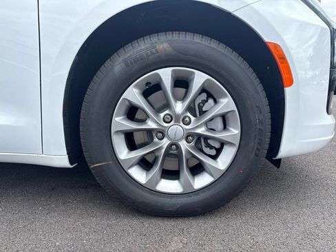 New 2027 Chrysler Pacifica Select AWD/4WD image 10