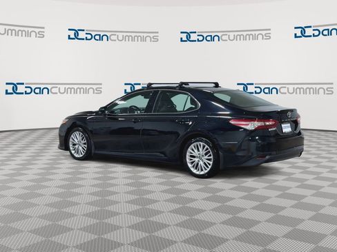 Used 2018 Toyota Camry XLE FWD image 7