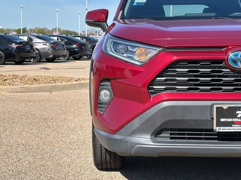Used 2021 Toyota RAV4 XLE w/ Convenience Package image 4