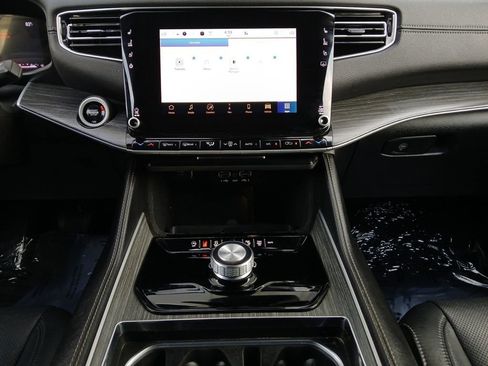 Used 2024 Jeep Wagoneer L Series II image 3