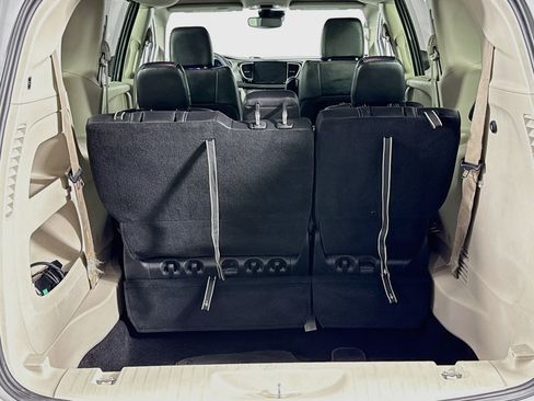 Used 2022 Chrysler Pacifica Touring-L FWD image 35