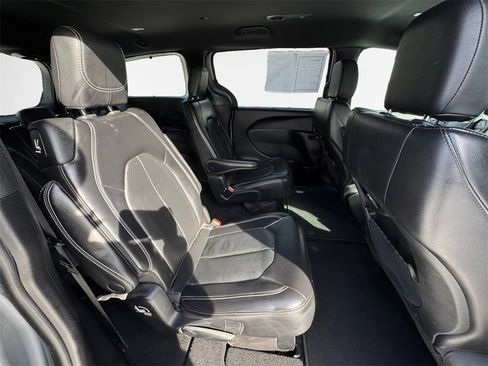 Certified 2022 Chrysler Pacifica Touring-L w/ S Appearance Package image 33