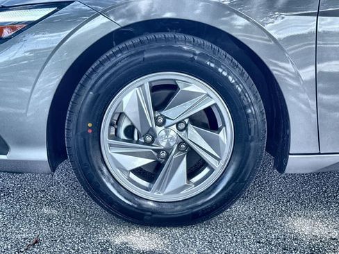 Used 2024 Hyundai Elantra SE FWD image 11