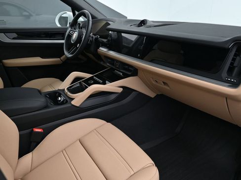 Used 2026 Porsche Cayenne Coupe image 14