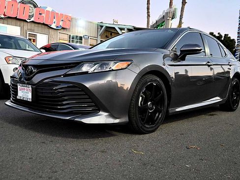 Used 2018 Toyota Camry LE image 1