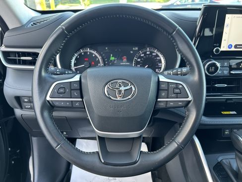 Used 2023 Toyota Highlander XLE AWD/4WD image 25