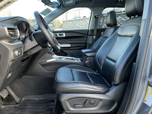 Certified 2022 Ford Explorer XLT w/ Equipment Group 202A image 4