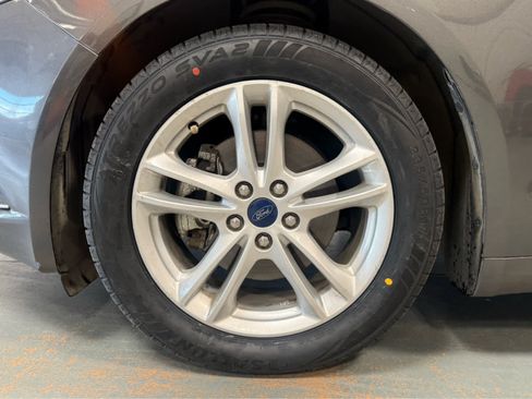 Used 2018 Ford Fusion SE w/ Fusion SE Technology Package FWD image 8